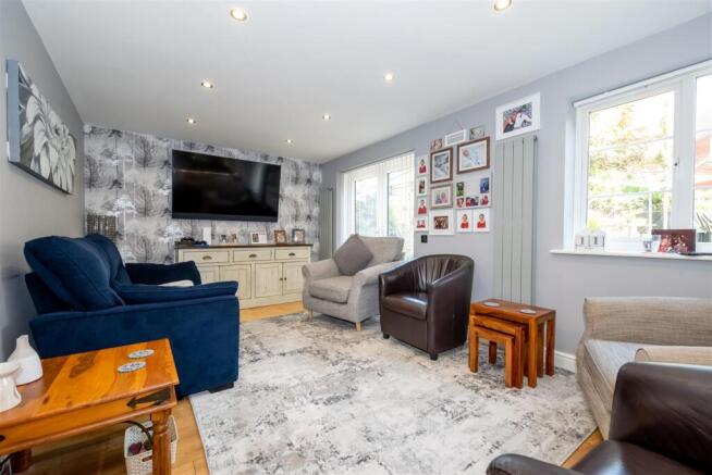 Kitchen/Breakfast Room With Open Plan Family Area