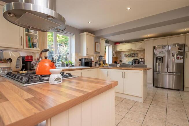 Kitchen/Breakfast Room With Open Plan Family Area