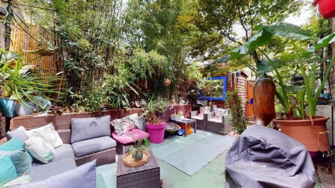 wide back garden, house for sale at E16, by barrai