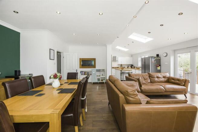 KITCHEN/DINING ROOM