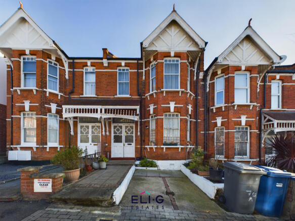 A wonderful 2/3 bedroom first floor flat with dir