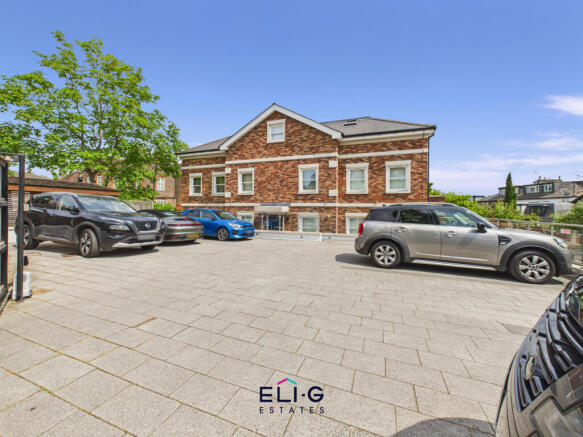 Luxury three bedroom purpose built apartment with