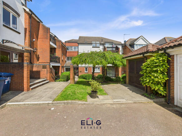 Chain Free Bright, spacious & move in ready two b
