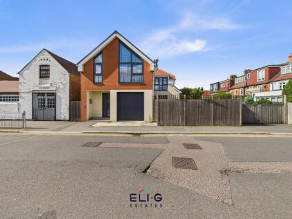 Albert Road, NW7 4RX