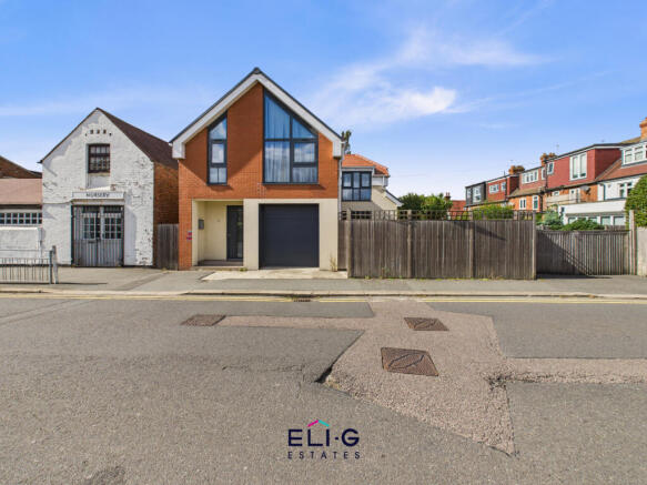 A modern detached 3 bedroom house with integrated