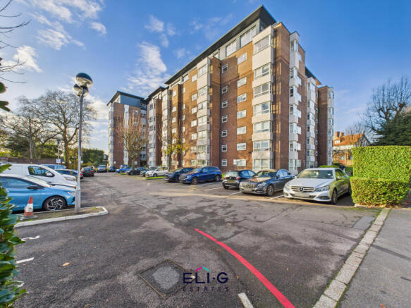 2 bed flat to rent Raffles House, London NW4