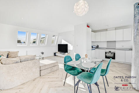 Judith Ann Court, Upminster, RM14 ***Penthouse Apartment***