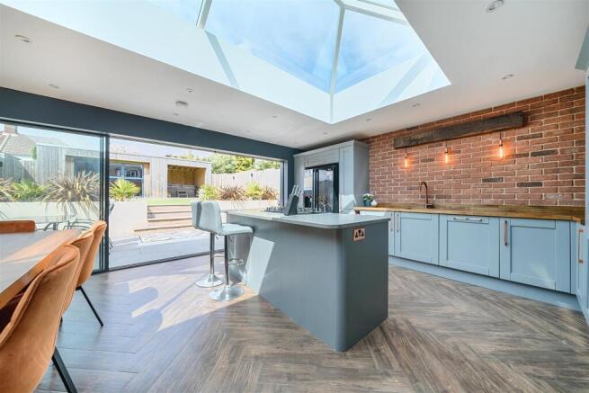 KITCHEN/DINING ROOM