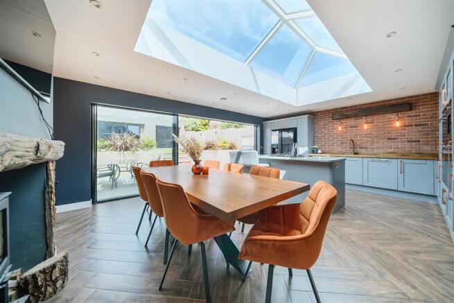 KITCHEN/DINING ROOM