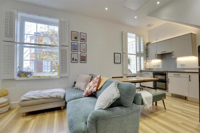 KITCHEN/LOUNGE/DINER