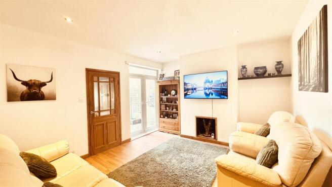 27 Queen Street - Living Room.jpg