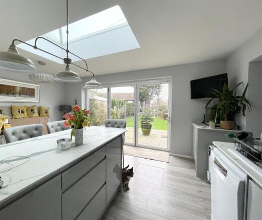 KITCHEN/BREAKFAST