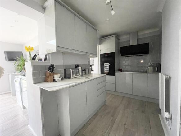 KITCHEN/BREAKFAST