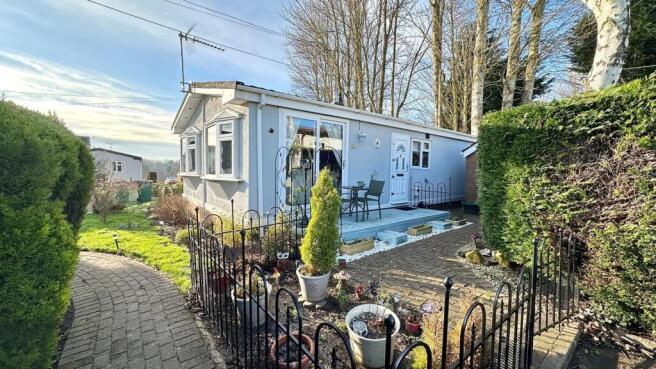 Charming 2 bed park home For Sale