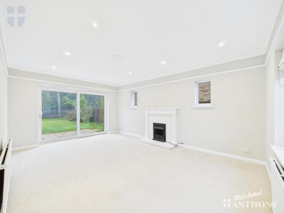 CAM03218G0-PR0861-STILL003