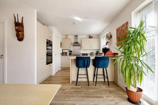 Modern Fitted Kitchen & Dining Area
