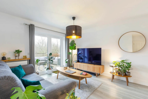 Luxurious ground floor two bedroom flat with huge private patio