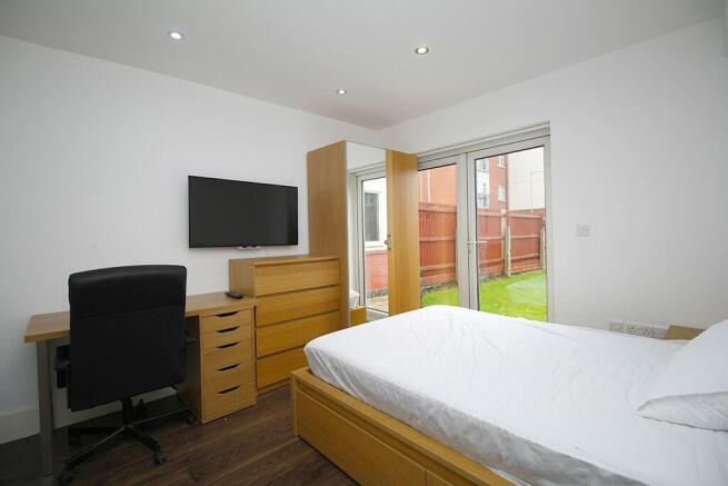 Bedroom (Main)
