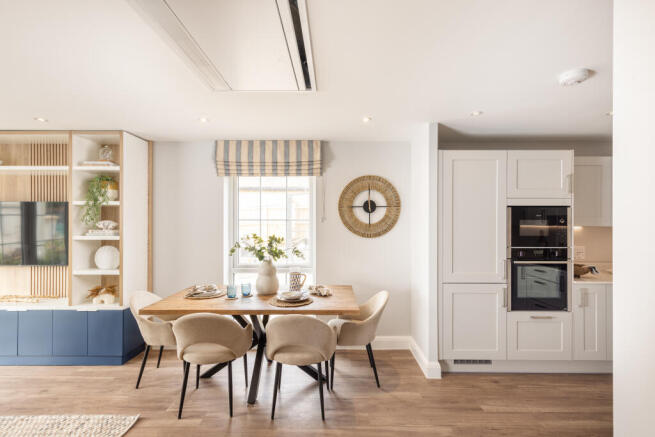 Kitchen / Dining 