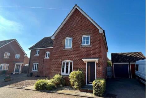 Petersfield Close, Long Stratton NR15
