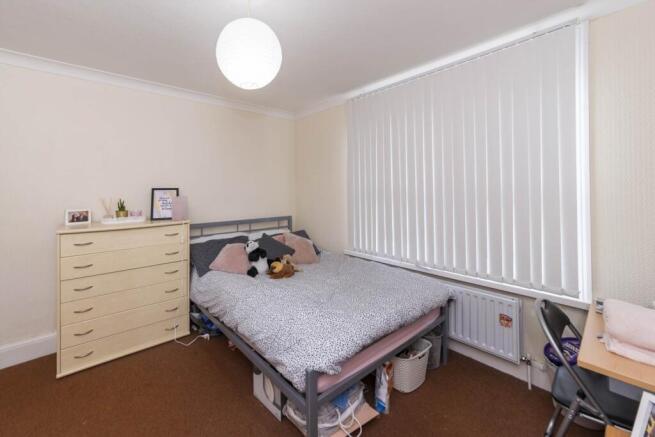 Bright, neatly presented double bedroom with a ...