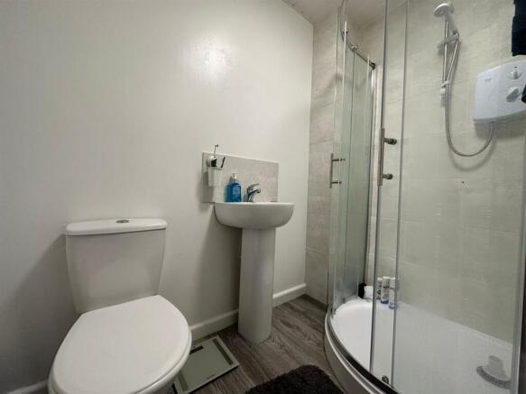 62B bathroom (3).jpg