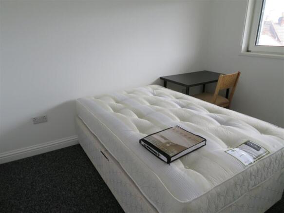 13 Milverton Bed4.JPG