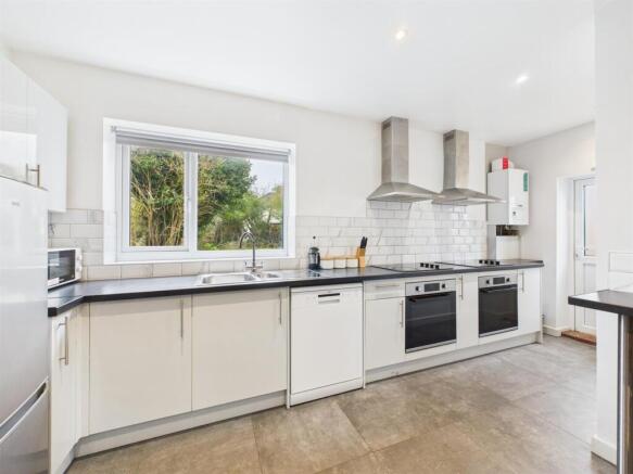 Kitchen 1 .jpg