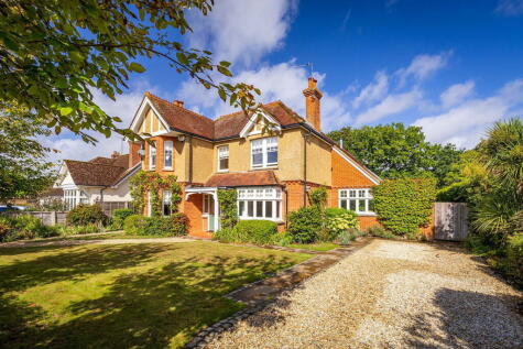 Avenue Road, Cranleigh, GU6