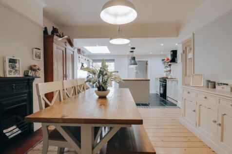 Merry Hill Mount, Bushey, WD23