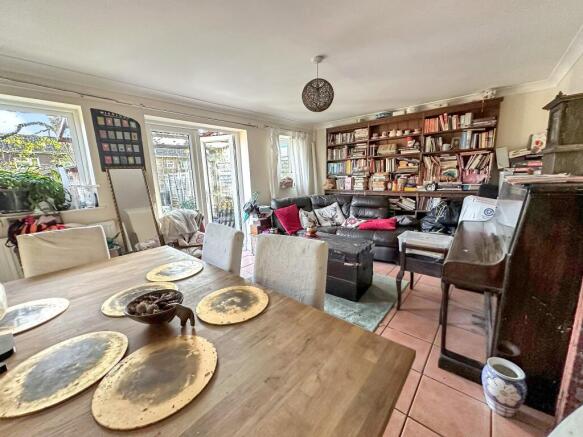 Lounge/Dining Area