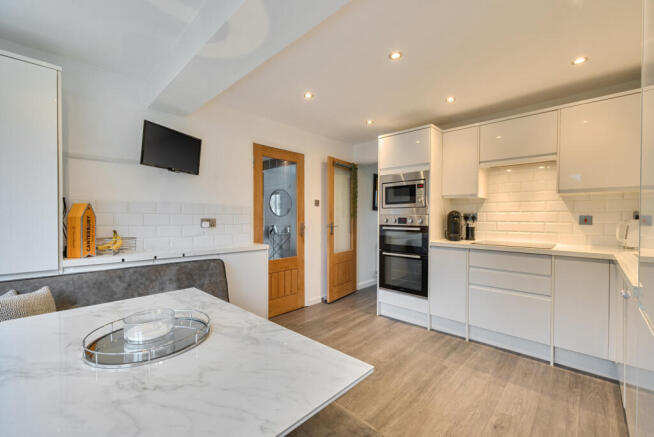 1377318-9-690dbfe...