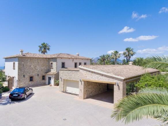 Luxury villa with garage and Mediterranean garden facing the sea in Benissa