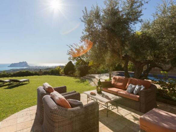Luxury villa with Mediterranean garden facing the sea in Benissa