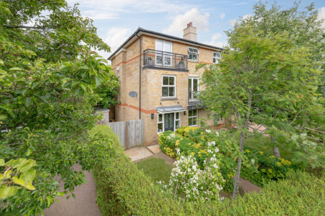 4 bedroom town-house The Village Caterham