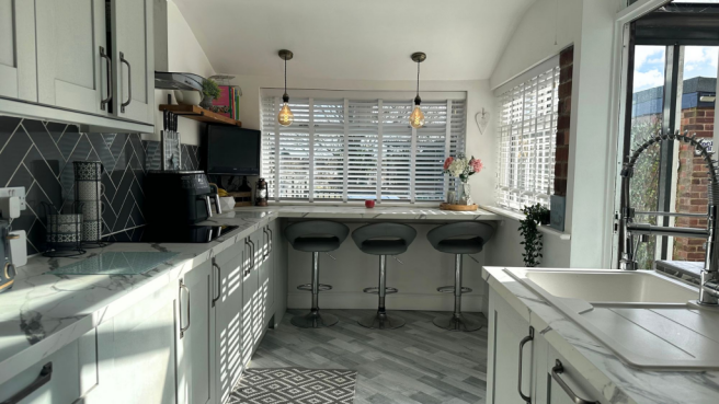 Kitchen with Breakfast Bar