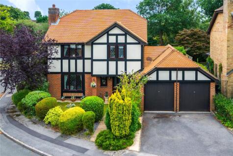 Osborne Drive, Lightwater, Surrey, GU18