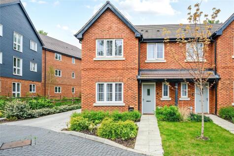 Woodside Close, Bagshot, Surrey, GU19
