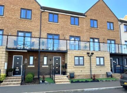 Kestrel Road, Priors Hall Park