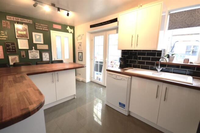 KITCHEN/BREAKFAST ROOM