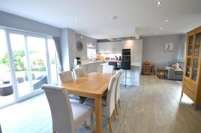 kitchen/breakfast/family room