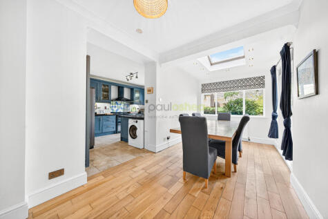 Pine Walk, Woodmansterne, Banstead SM7 3PY