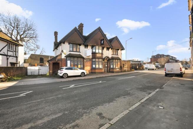 Front Image Bull Inn.JPG