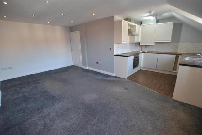 OPEN PLAN LOUNGE/KITCHEN AREA