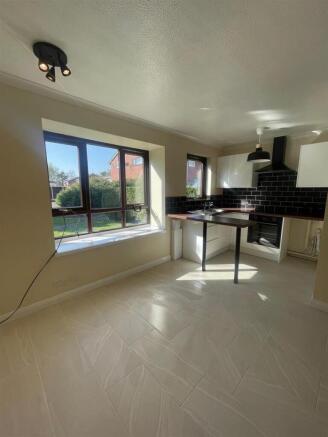 LIVING/BEDROOM