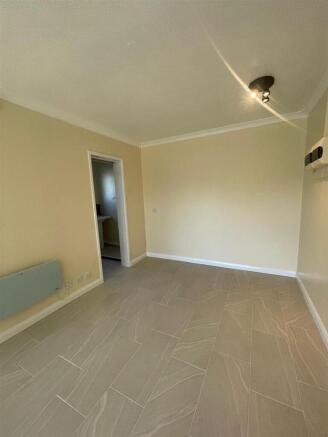 LIVING/BEDROOM