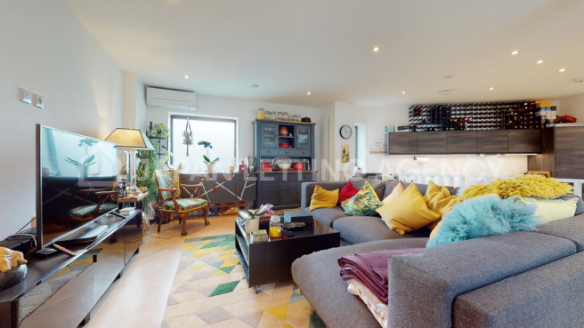 Living Room1-1_Watermarked.png