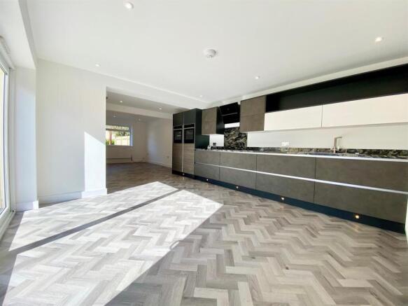 Kitchen 2.jpg