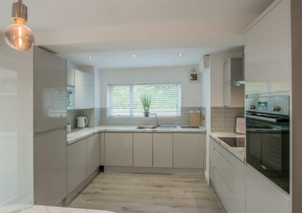 Modern Fitted Dining Kitchen: