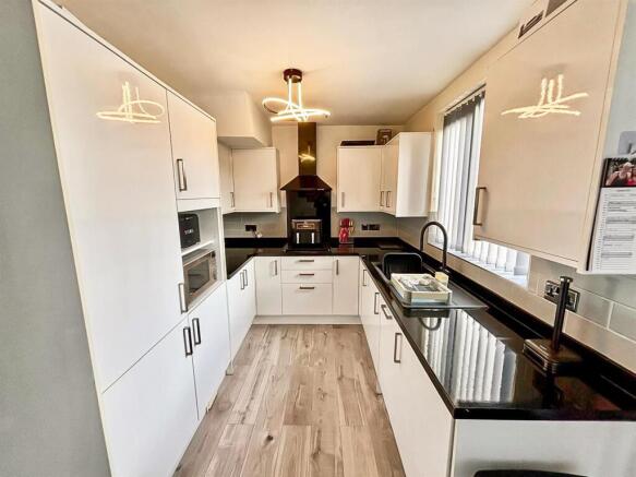 Fully fitted kitchen